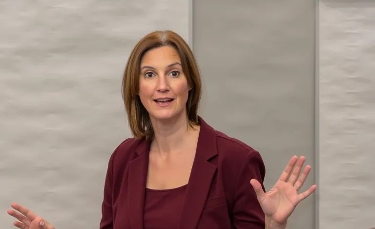 Dana Rulf von speakture eifirig erklärend